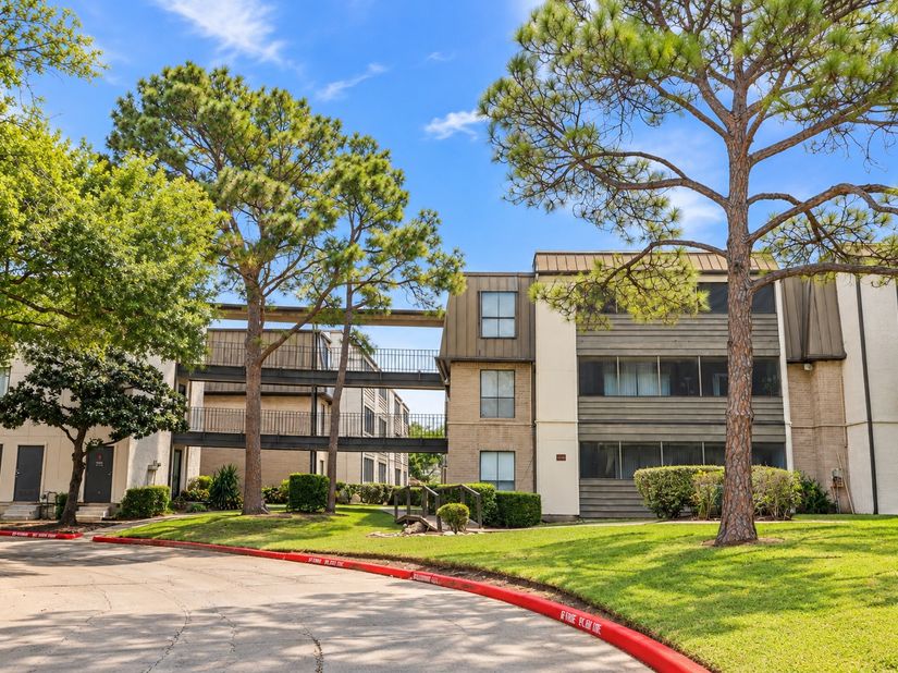 3035 Walnut Bend Lane 33, Houston TX 77042