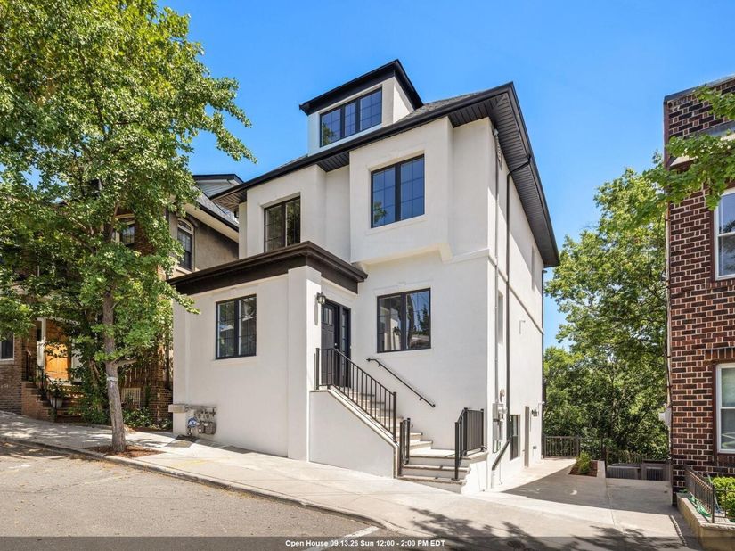 52 Sterling Ave, Weehawken NJ 07086