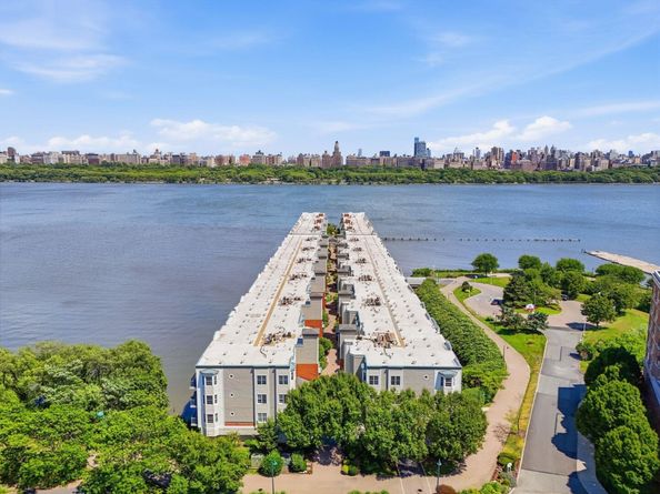 242 The Promenade 242, Edgewater NJ 07020-0000