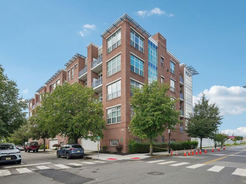 3 Greenwich Dr 97, Jersey City NJ 07305