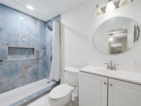 2303 E Side DR 102, Austin TX 78704