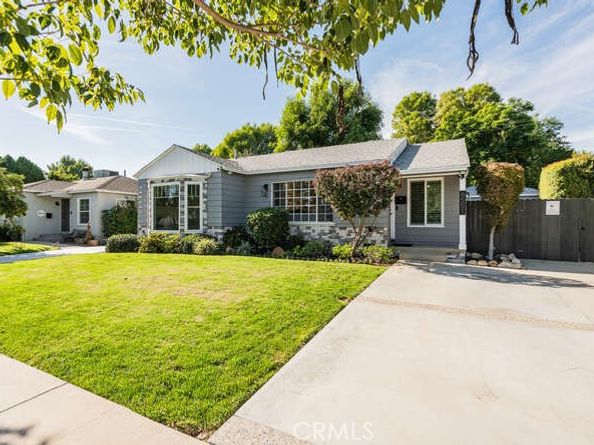 6551 De Celis, Lake Balboa CA 91406