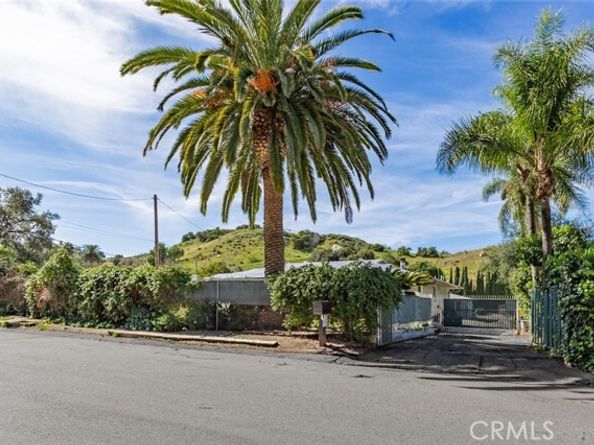 9711 Wheatland Avenue, Burbank CA 91040