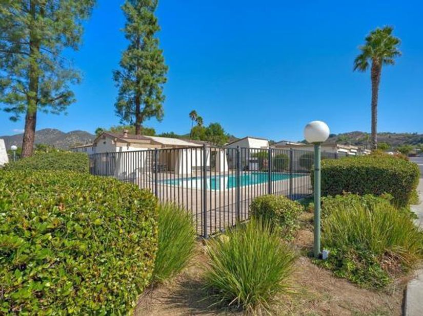 2855 Wanek Rd - J, Escondido CA 92027