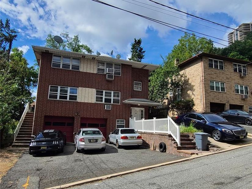 3 Hooks Lane, Edgewater NJ 07020