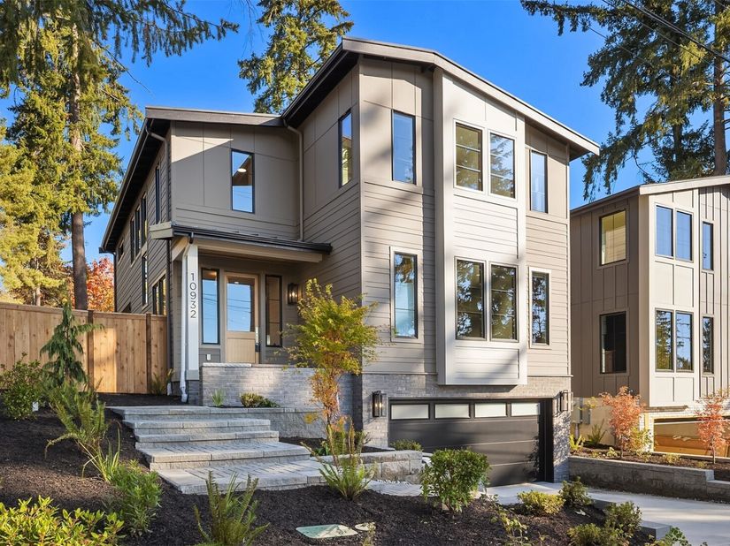 10932 102nd Avenue NE, Kirkland WA 98033