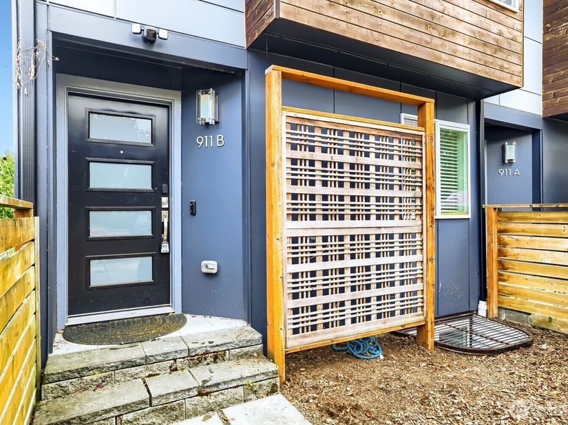 911 N 104th Street B, Seattle WA 98133