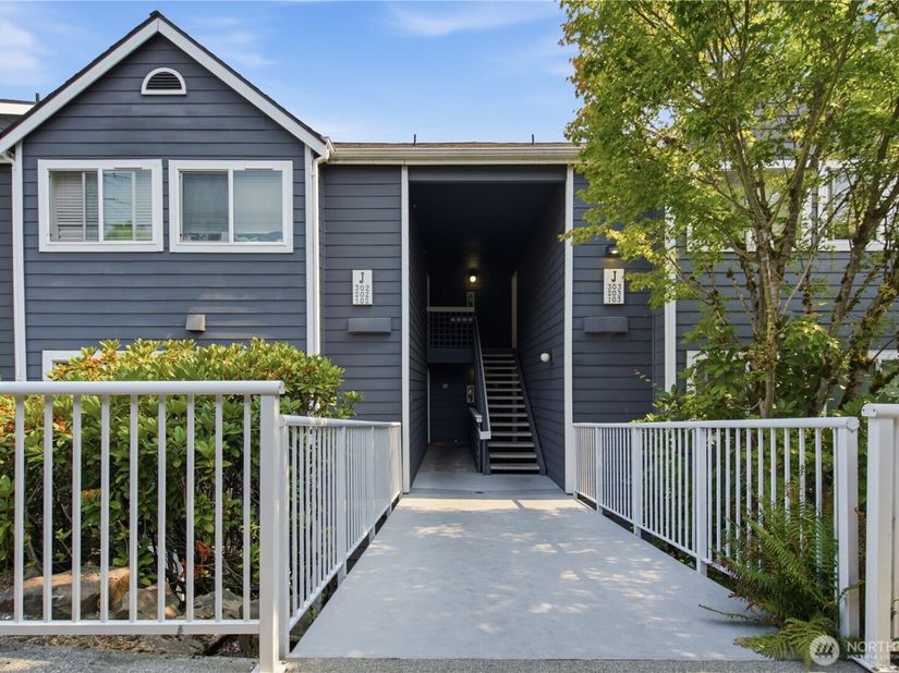 12611 109th CT NE J202, Kirkland WA 98034