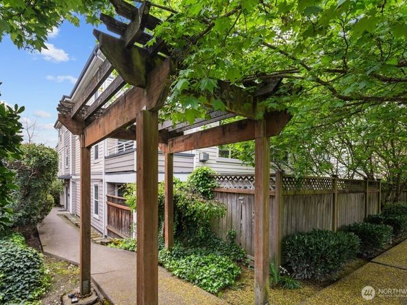10549 Stone Ave N 303, Seattle WA 98133