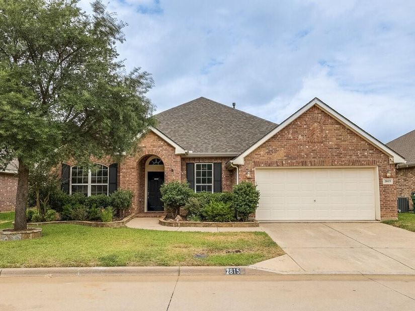 2815  Fox Creek Trail , Arlington Texas 76017