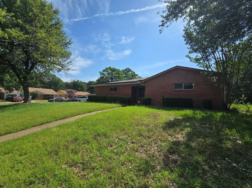 212 N Longacre Lane , Dallas Texas 75217