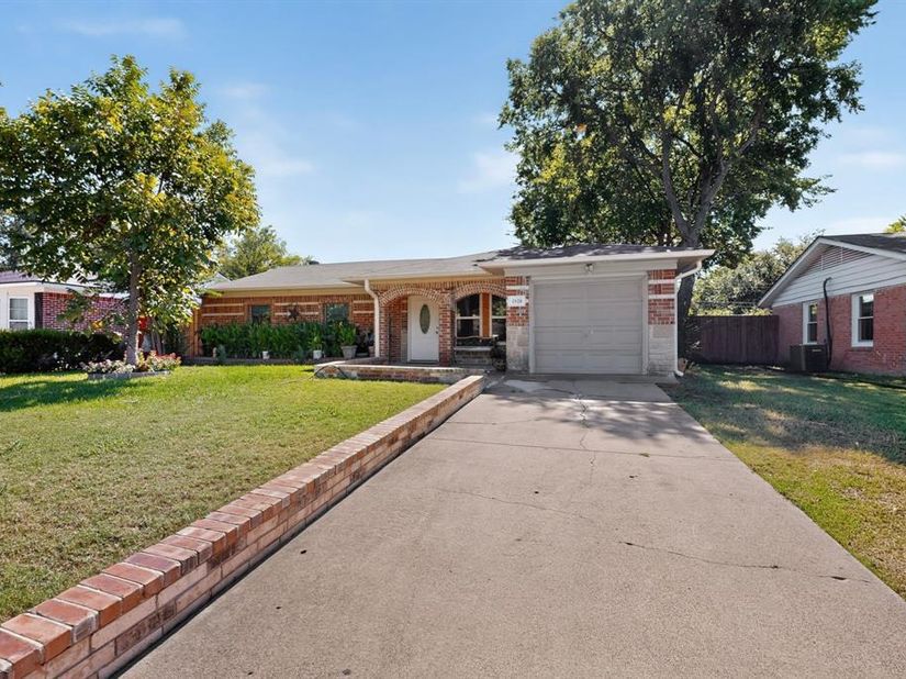 2520  Hillsboro Avenue , Dallas Texas 75228
