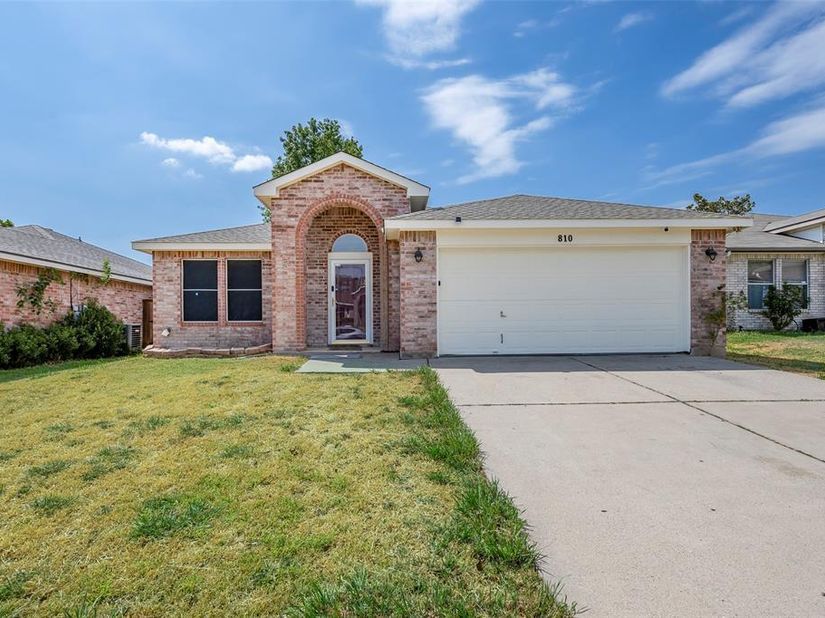 810  Engleside Drive , Arlington Texas 76018