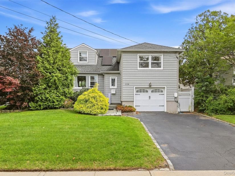 208 Island Parkway W, Island Park NY 11558