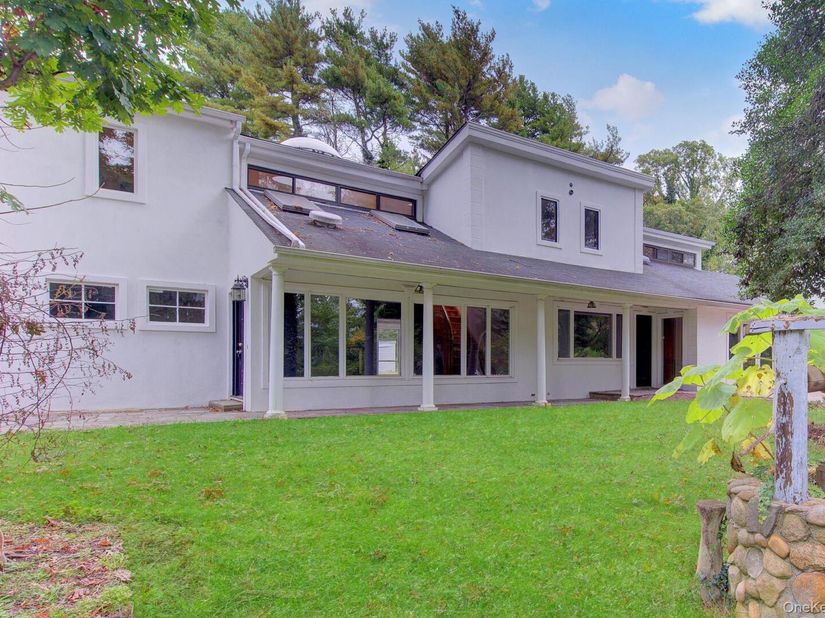 549 Woodbury Road, Cold Spring Harbor NY 11724