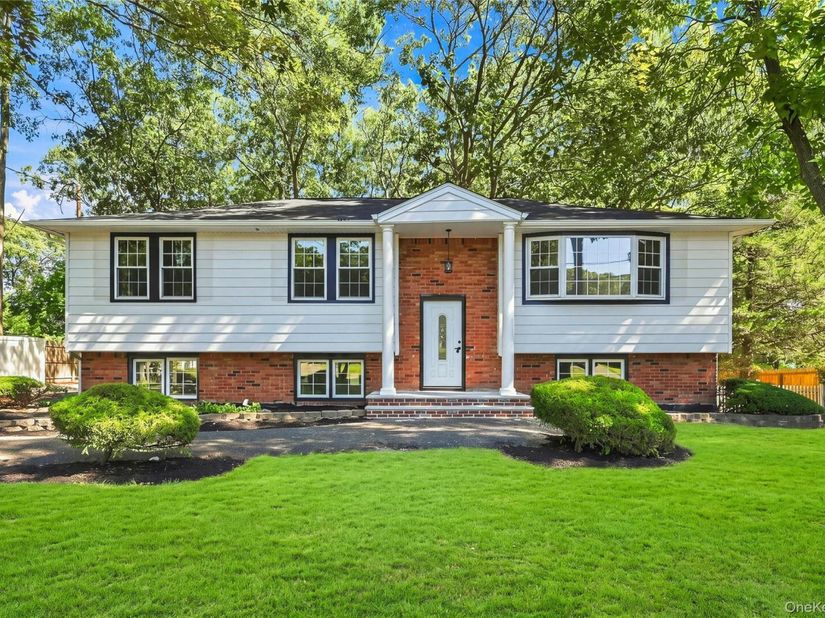 147 Pauls Path, Coram NY 11727