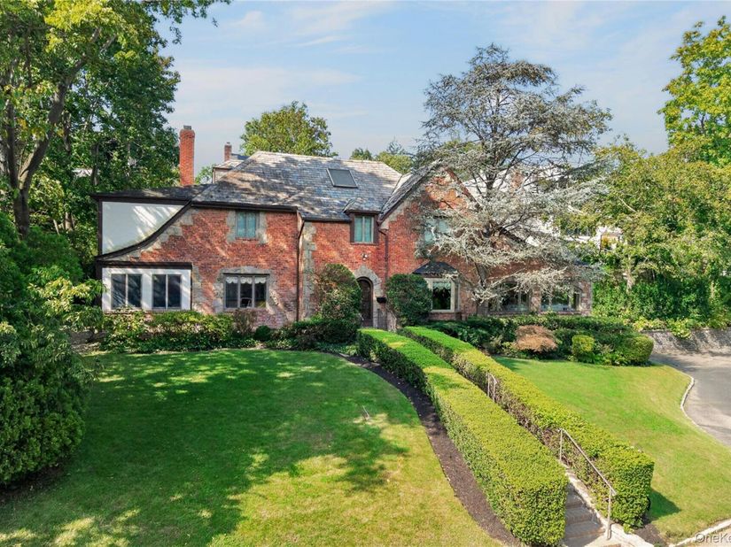 4 Parkwood Drive, Great Neck NY 11023