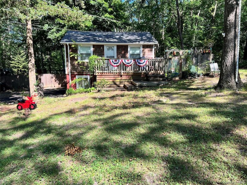 11 Primrose Path, Manorville NY 11949