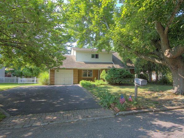 16 Brightview Drive, Rocky Point NY 11778