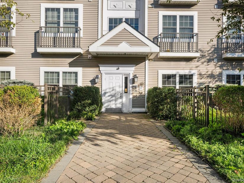 5 Minerva Place 2C, White Plains NY 10601
