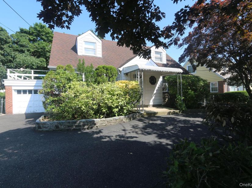 43 Ivanhoe Place, Valley Stream NY 11580