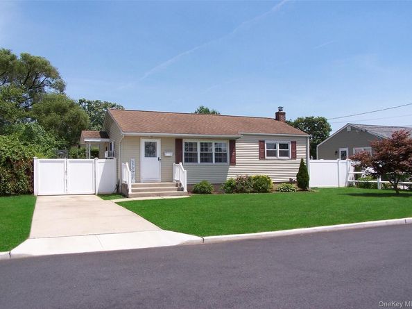 31 Saint Joseph Avenue, Ronkonkoma NY 11779
