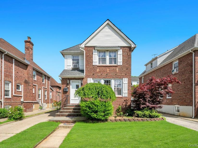 65 Bixley Heath, Lynbrook NY 11563