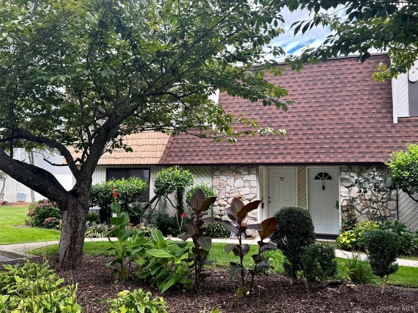 71 Pointe Circle S 71, Coram NY 11727