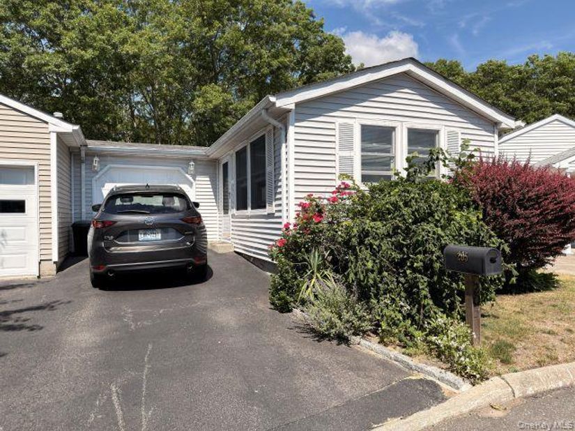 205 Village Circle W, Manorville NY 11949
