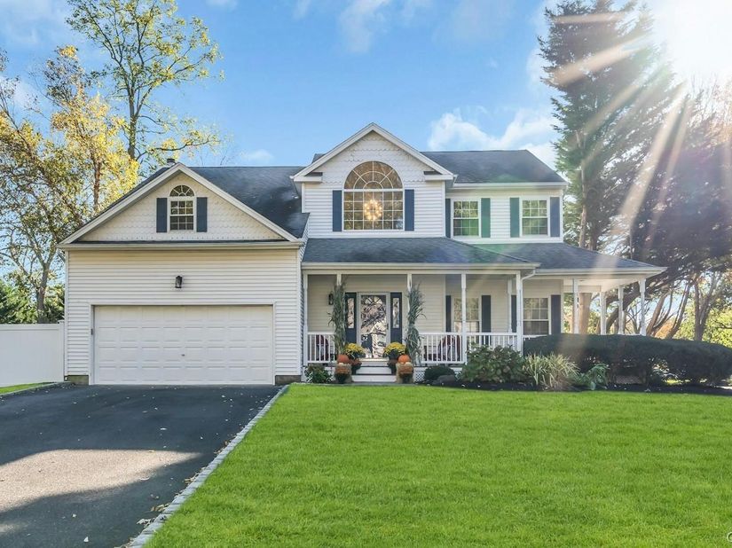 4 Magnolia Lane, Smithtown NY 11787