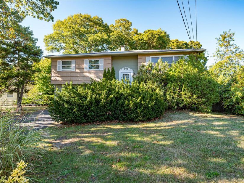 211 Matthews Road, Oakdale NY 11769