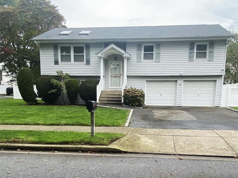 20 Sentinel Place, Massapequa NY 11758