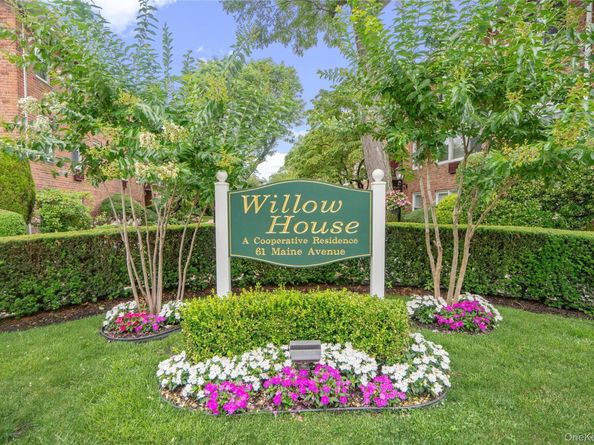 61 Maine Avenue F15, Rockville Centre NY 11570