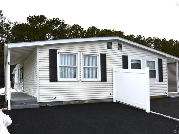 65A Village Circle W, Manorville NY 11949