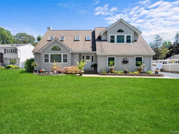 3 Crystal Brook Court, Islip NY 11751