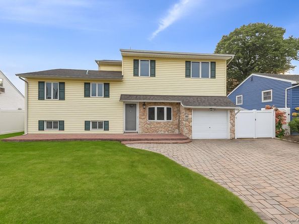 1012 N Ontario Avenue, Lindenhurst NY 11757