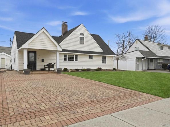 25 Gleaner Lane, Levittown NY 11756