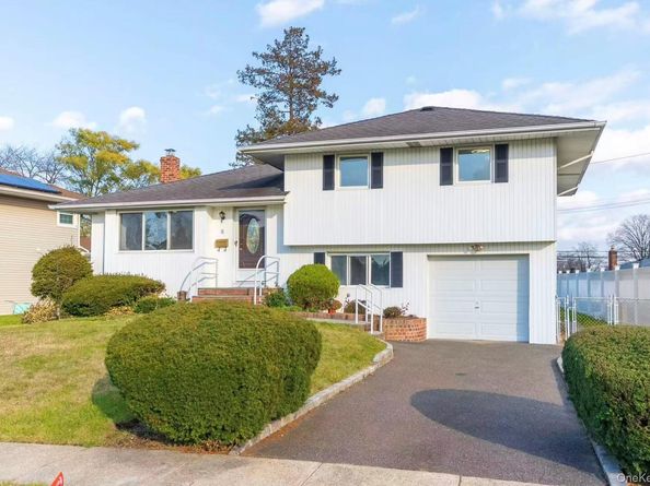 8 Spector Lane, Plainview NY 11803