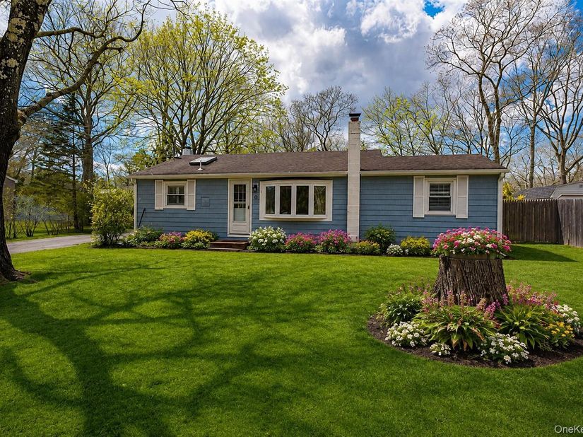 6 Longview Drive, East Quogue NY 11942