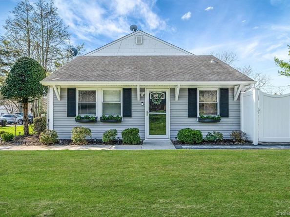 10 Gettysburg Court, Coram NY 11727