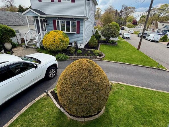 27 Colonial Road, Copiague NY 11726