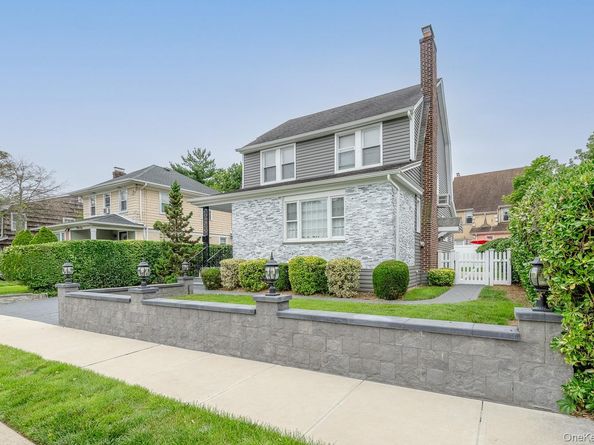 37 Keystone Place, Hewlett NY 11557