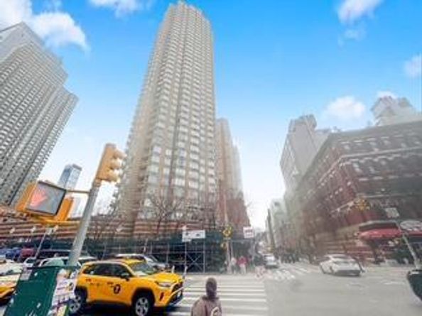 500 43 St W 21 E, New York (Manhattan) NY 10036