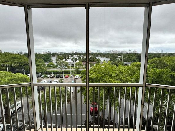 1780 NE 191st St 609, Miami FL 33179