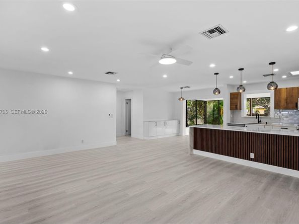 709 SW 4th Ct, Hallandale Beach FL 33009