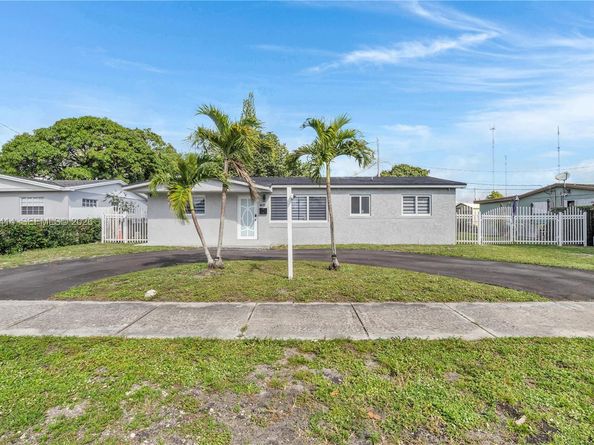 911 NW 200th Ter, Miami Gardens FL 33169