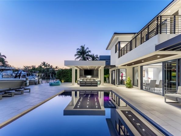 2370 Bayview Ln, North Miami FL 33181