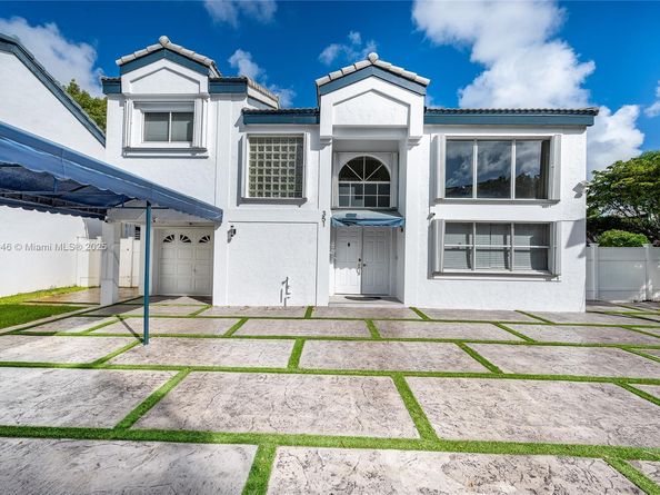 351 NE 211th St, Miami FL 33179