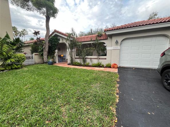 1327 Seagrape Cir, Weston FL 33326