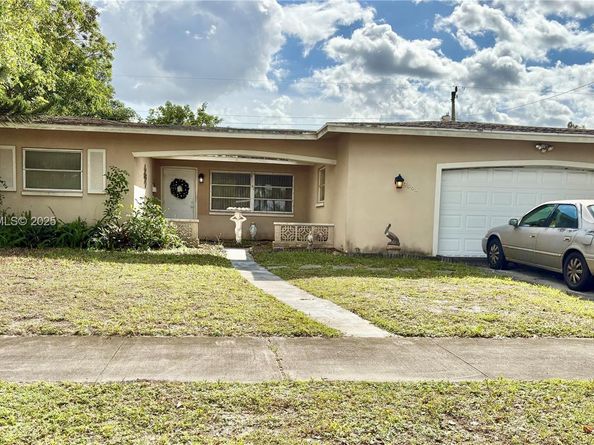 7508 Hayes St, Hollywood FL 33024